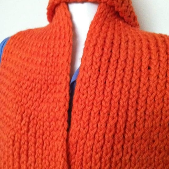 Chunky heavy, warm, cozyhat and scarf with fringes - Picture 4 of 6